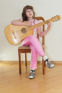 年轻小女孩在玩吉他