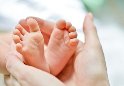 新生儿的脚在妈妈的手