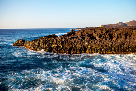 兰萨罗特岛岛上的波浪海洋岩石海岸