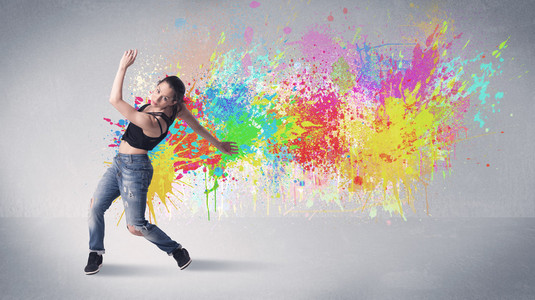 年轻多彩的街舞者与油漆飞溅
