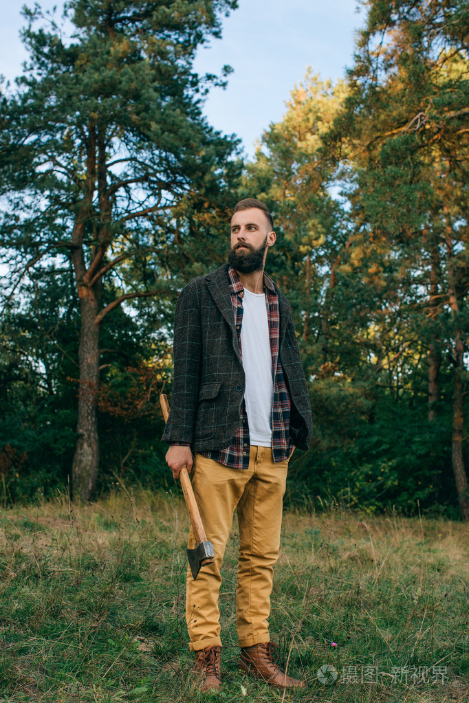 肖像残酷的胡子和小胡子男人樵夫时髦与ax森林的吉普赛人