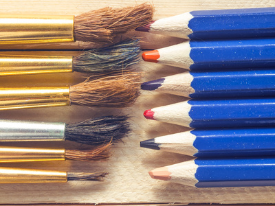 学校文具。背景上的画笔和彩色铅笔