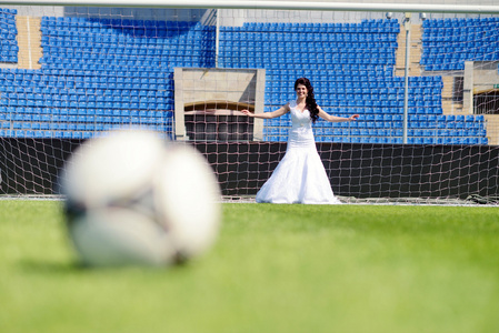 美丽的新娘，在足球场