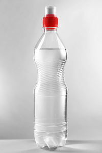 瓶装的水在灰色的背景下，关闭