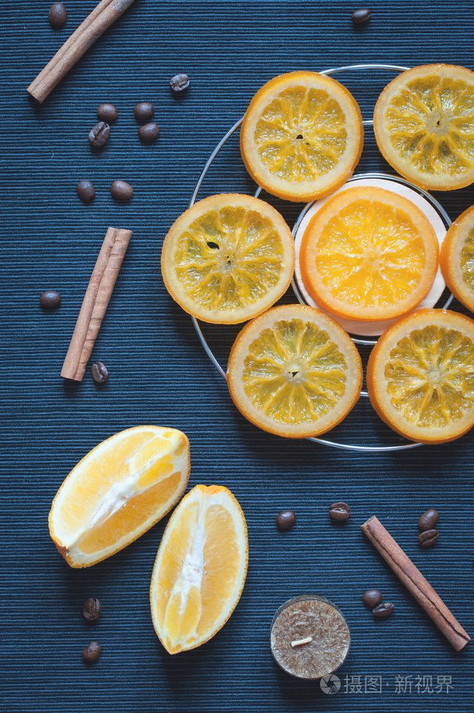 焦糖的橘子肉桂和芳香蜡烛