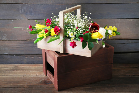 在一个木箱上新鲜的花束