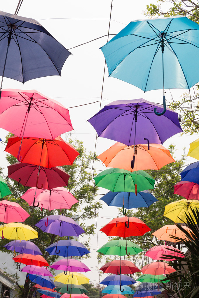 五颜六色的雨伞挂在绳子上