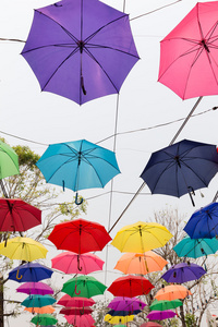 五颜六色的雨伞挂在绳子上