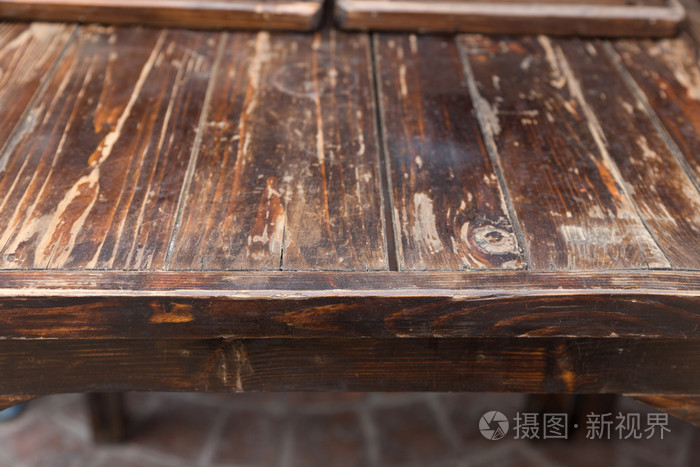 旧的棕色木制的桌子