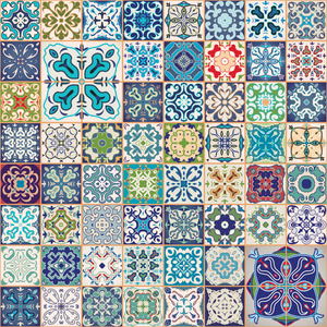 华丽的花卉拼布设计。丰富多彩的摩洛哥或地中海正方形瓷砖，部落饰品。为壁纸印刷，图案填充 web 背景，表面纹理。靛蓝蓝色白色 