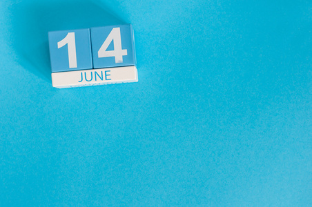 六月十四日。 6月14日蓝色背面木色日历图像