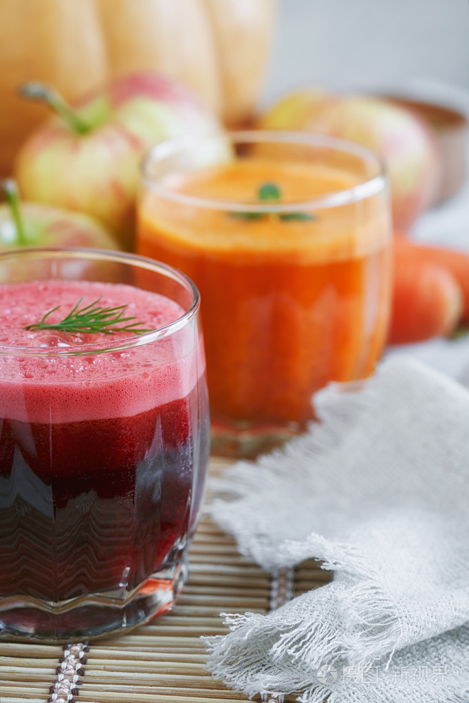 鲜榨果汁混合水果和蔬菜