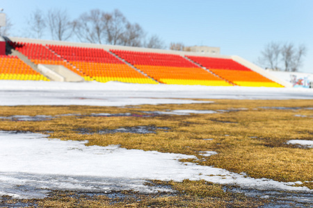足球场草坪被雪覆盖着。