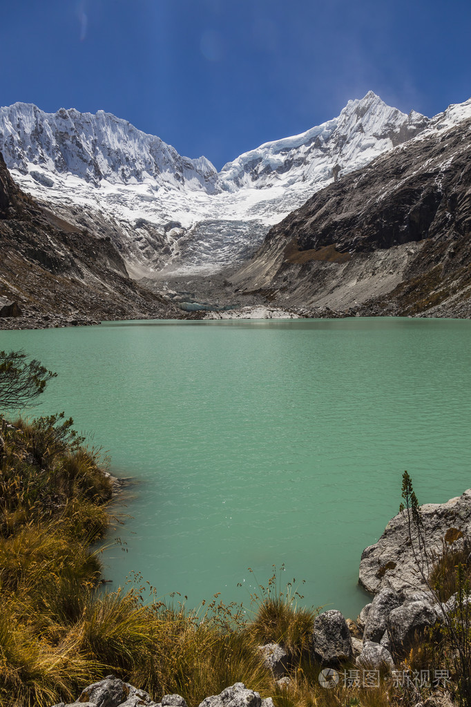 在秘鲁安第斯山脉和 Ocshapalpa Llaca 泻湖峰值和 Ranra