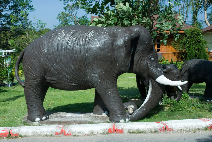 在庙的室外大象雕像
