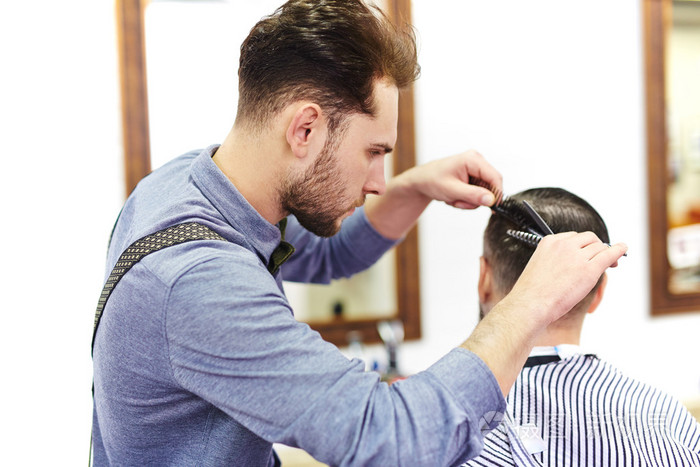 在工作的美发师