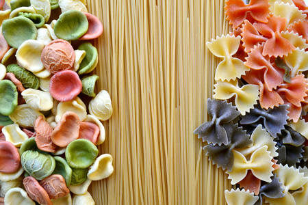木桌上设置的各种丰富多彩的意大利面食