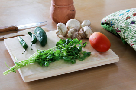在木桌上的新鲜蔬菜