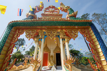 在泰国的寺庙入口大门的蛇雕像