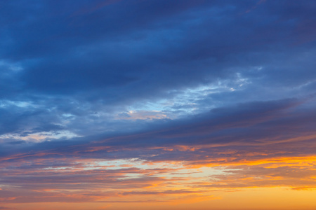 橙色 蓝色和黄色的夕阳的天空