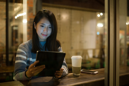 使用 tablet pc 在咖啡厅里的女人