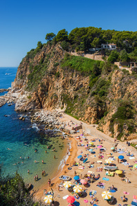 乐观的岩石海滩从堡垒莱利，赫罗纳省西班牙场景。