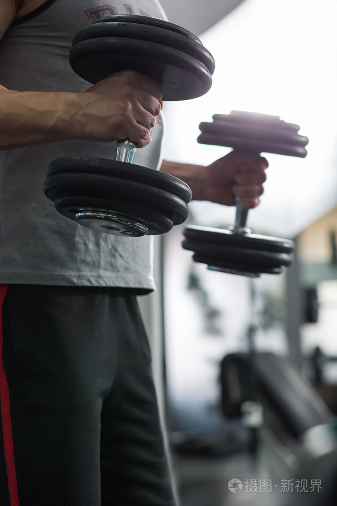 一个肌肉年轻男子举重白种人的特写