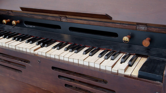 老式木制钢琴