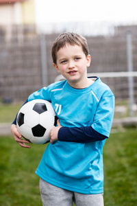 7 岁男孩足球球的足球运动员
