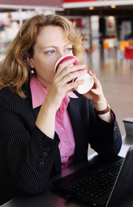 性格开朗的女人拿着杯咖啡