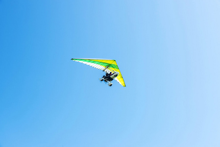 三角滑翔伞在三角洲飞机飞行照片