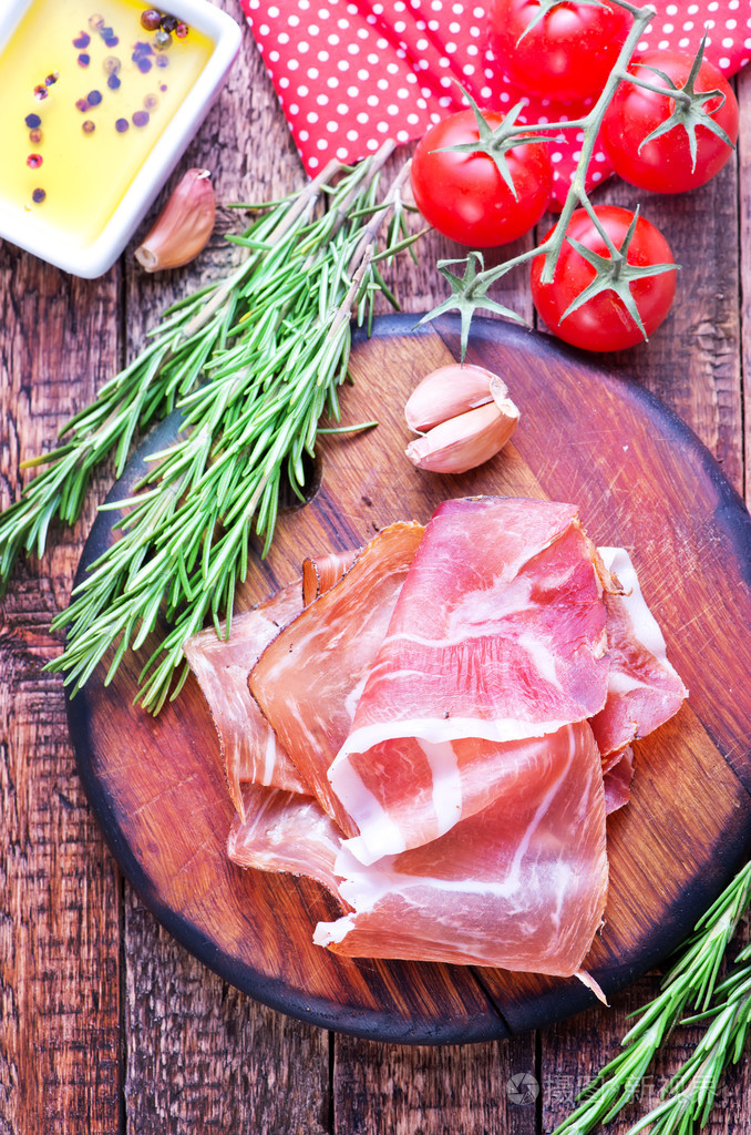 在木板上的火腿照片-正版商用图片1n4yy5-摄图新视界