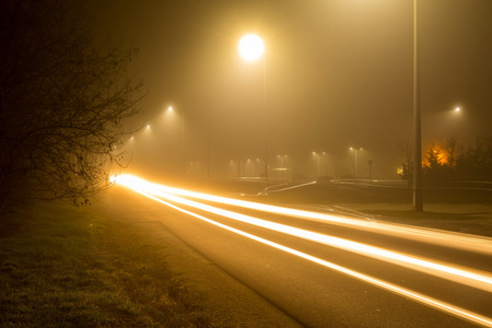 在冬季道路在夜间灯光