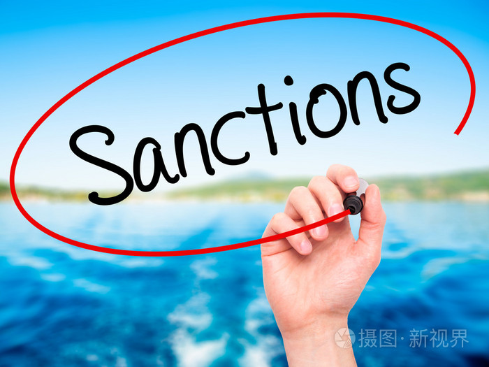 男人手在可视屏幕上用黑色记号笔写制裁