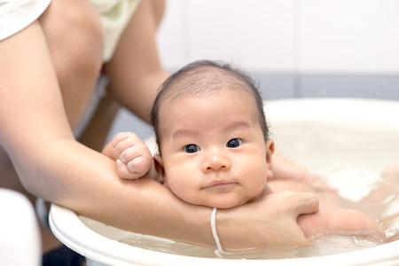 亚洲婴儿沐浴