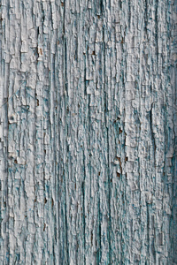 旧的蓝色木背景上剥落的油漆