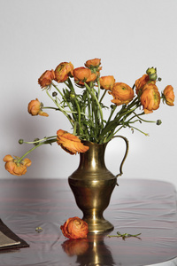 与橙色的花，在桌上的旧花瓶