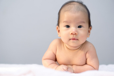 亚洲婴儿躺在肚子上