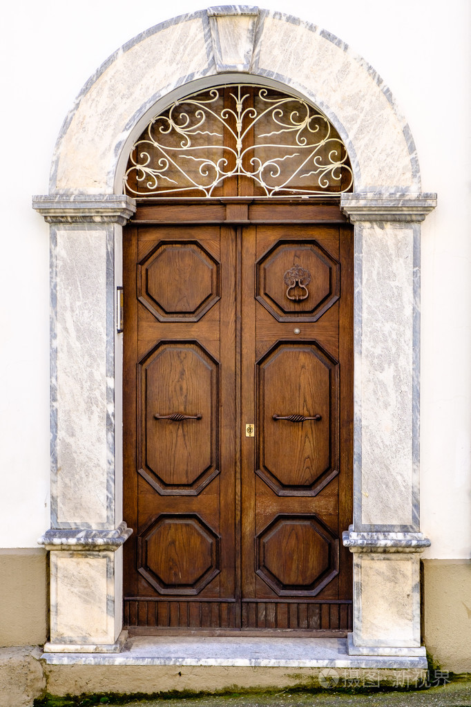 棕色木质门