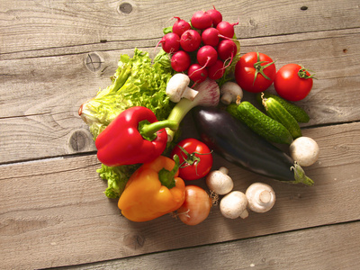 蔬菜。在篮子里的新鲜生物蔬菜。在自然背景