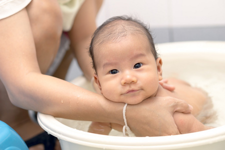 亚洲婴儿沐浴