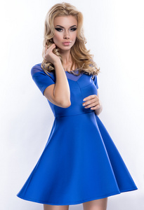 蓝色的连衣裙的女孩