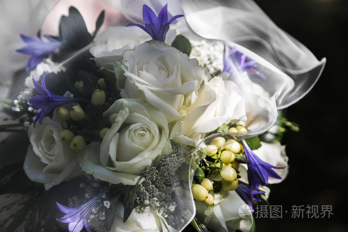 白玫瑰和带面纱的浪漫豪华婚礼花束