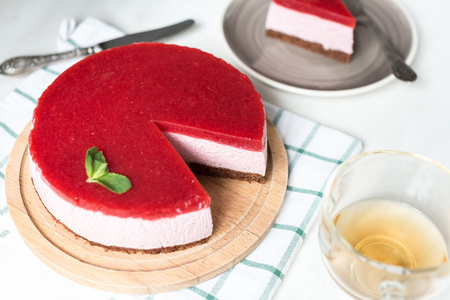 餐桌上的美味草莓芝士蛋糕