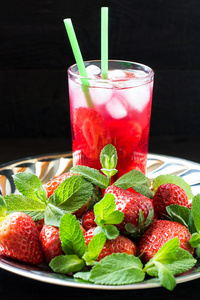 草莓与冰饮料