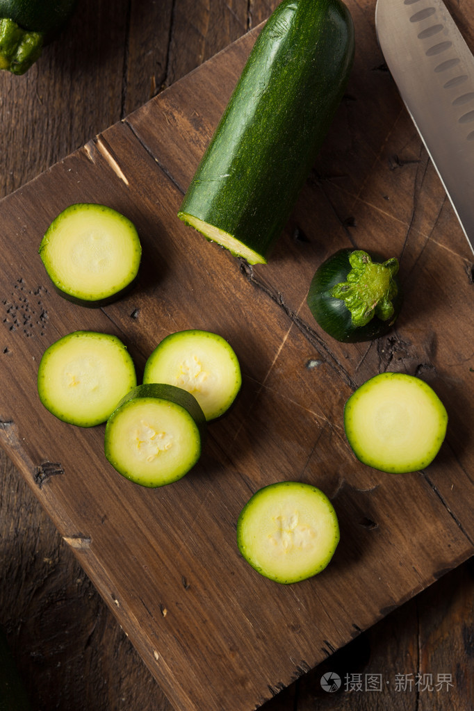 原始的绿色有机西葫芦南瓜