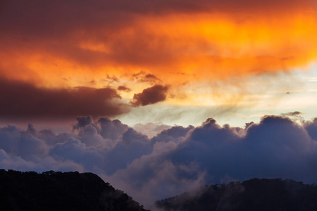 特罗多斯山塞浦路斯的戏剧性 cloudscape 夕阳