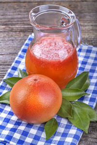 新鲜的葡萄柚汁