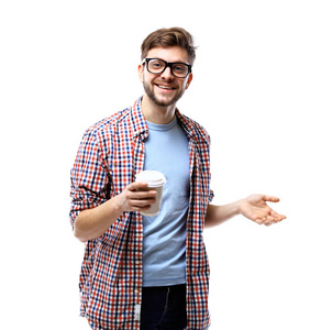 年轻人喝咖啡肖像。微笑快乐男大学生与喝一次性咖啡