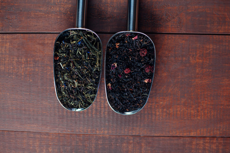 匙 木制背景上干茶叶的分类